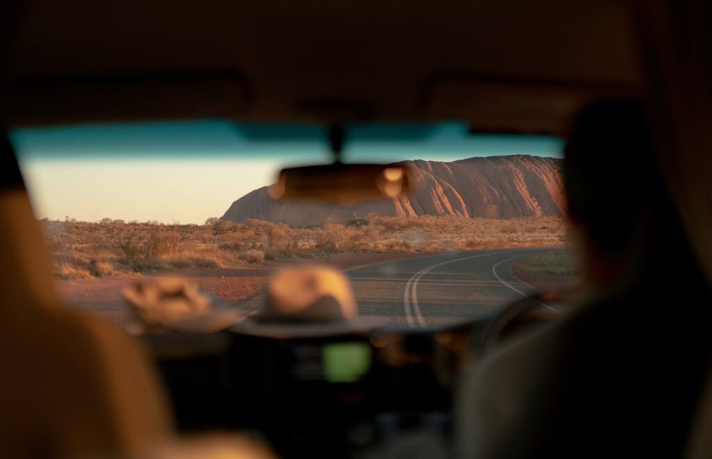 Route à travers le désert rouge du Territoire du Nord, en direction d'Uluru