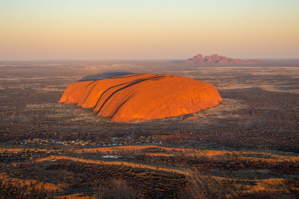 Uluru au coucher du soleil, rocher rouge isolé dans le désert du Centre Rouge en Australie