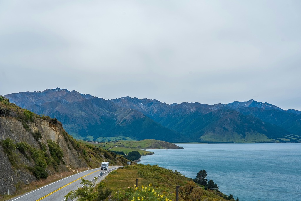Route sinueuse à travers les montagnes de l'île du Sud, Nouvelle-Zélande